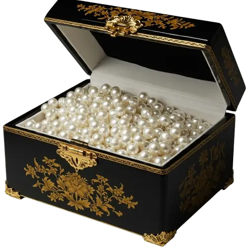 جعبه جواهرات مشکی با نقوش طلایی که لبالب از مرواریدهای سفید براق است.