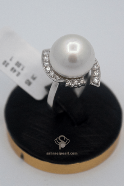 انگشتر با مروارید آب شیرین سفید ۱۰ میلی‌متر و نگین‌های ریز اطراف آن، طراحی ساده و شیک با کیفیت AAA.