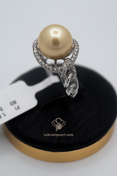 انگشتر مروارید آب شیرین طلایی ۸.۵ میلی‌متر با طراحی ساده و شیک، مروارید صاف و براق در کیفیت AAA.